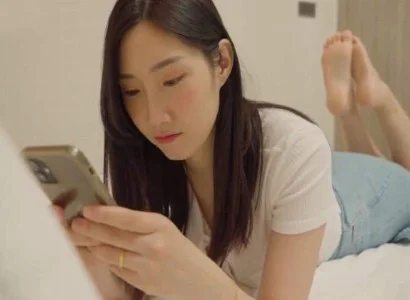 Vợ lén lút với gã nhân viên giao hàng
